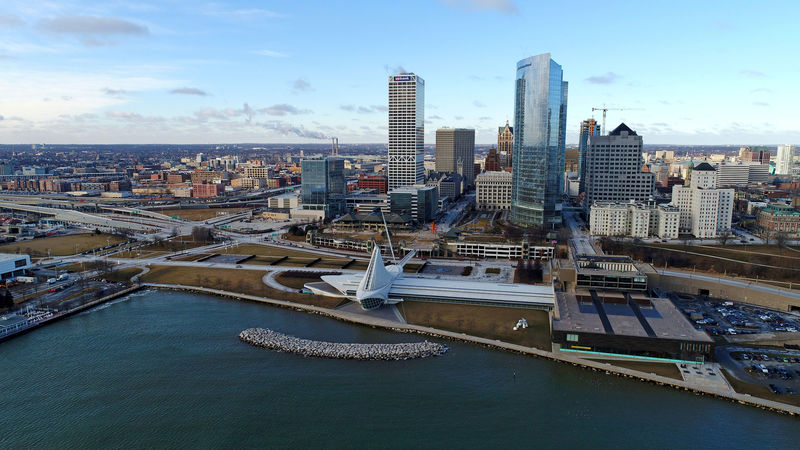 © Reuters. The Milwaukee Art Museum and city skyline are seen in an undated aerial photograph taken over the waterfront in Milwaukee