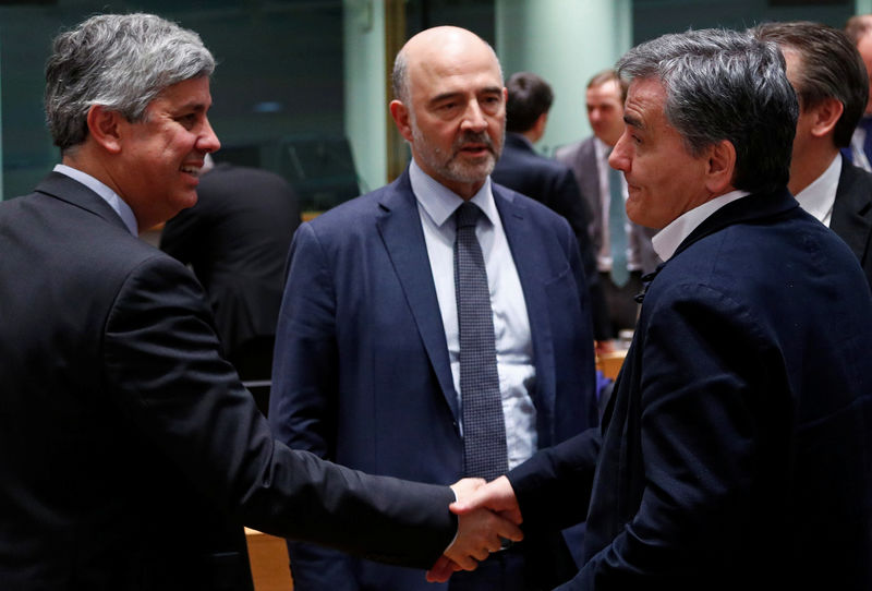 © Reuters. Eurogroup President Centeno, EU Commissioner Moscovici and Greek Finance Minister Tsakalotos attend a eurozone finance ministers meeting in Brussels