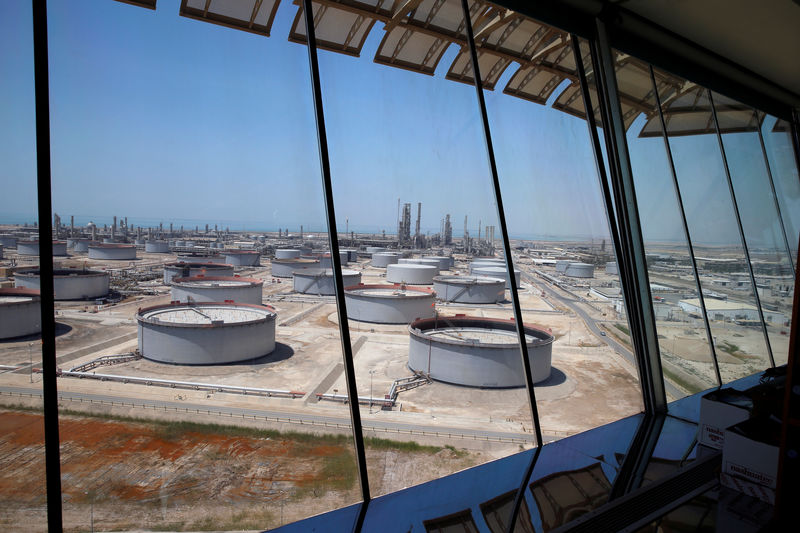 © Reuters. Refinaria e terminal de petróleo em Ras Tanura, Arábia Saudita