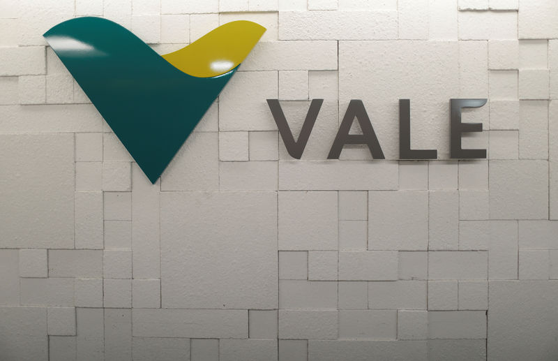 © Reuters. FILE PHOTO: The logo of Vale SA is pictured in Rio de Janeiro