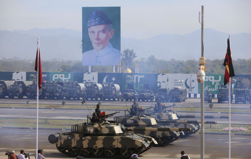© Reuters. FILE PHOTO: Pakistani armed forces in tanks take part during the Pakistan Day military parade in Islamabad