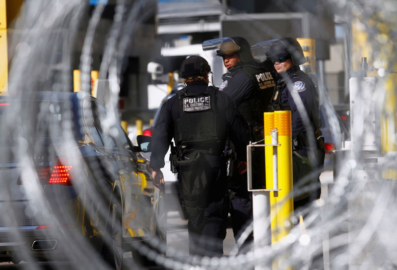 © Reuters. FILE PHOTO - U.S. Customs and Border Protection agents participate in a test deployment during a large-scale operational readiness exercise at the San Ysidro port of entry with Mexico in San Diego, California, U.S, as seen from Tijuana