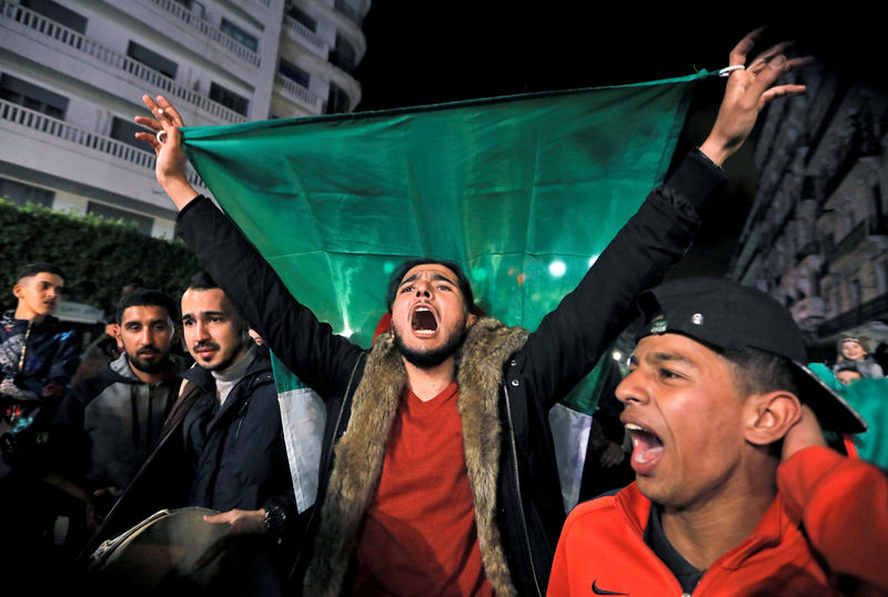 © Reuters. بوتفليقة يتخلى عن سعيه لولاية خامسة بعد أسابيع من الاحتجاجات