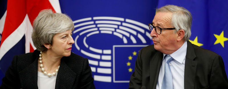© Reuters. رئيس المفوضية الأوروبية: اتفقت على صفقة معدلة لانسحاب بريطانيا مع ماي