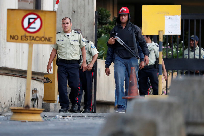 © Reuters. Security forces are seen after looting during an ongoing blackout in Caracas