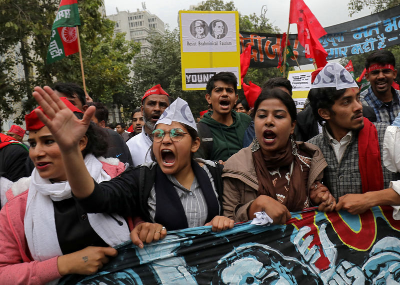 © Reuters. Demonstrators shout slogans as they participate in a march demanding jobs and better education facilities, in New Delhi