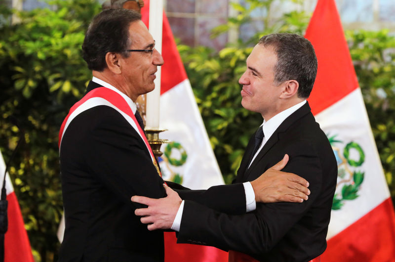 © Reuters. El presidente peruano, Martín Vizcarra, y el nuevo primer ministro, Salvador del Solar, se saludan durante la ceremonia de juramentación del nuevo gabinete en el Palacio de Gobierno en Lima