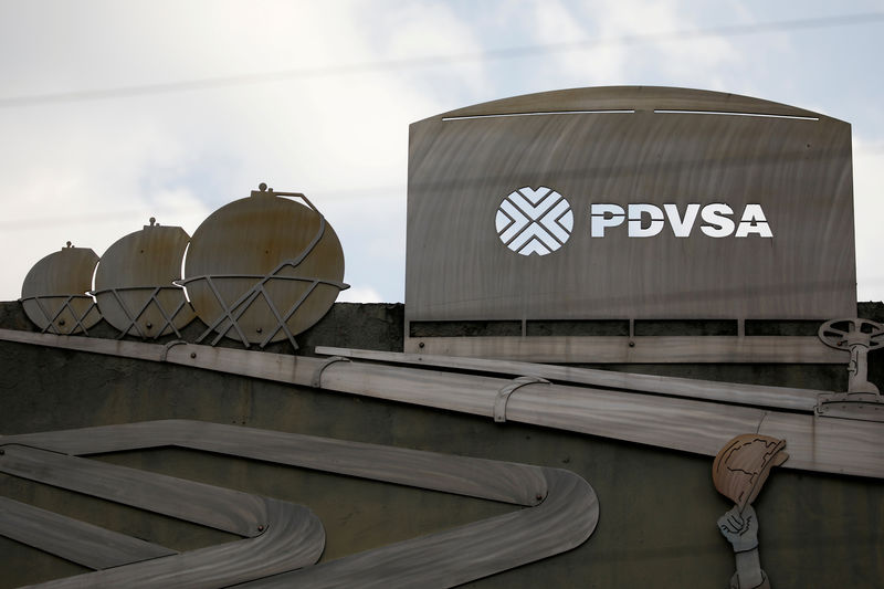 © Reuters. Foto de archivo. Recortes que representan imágenes de operaciones petroleras se ven fuera de un edificio de la compañía petrolera estatal de Venezuela (PDVSA) en Caracas