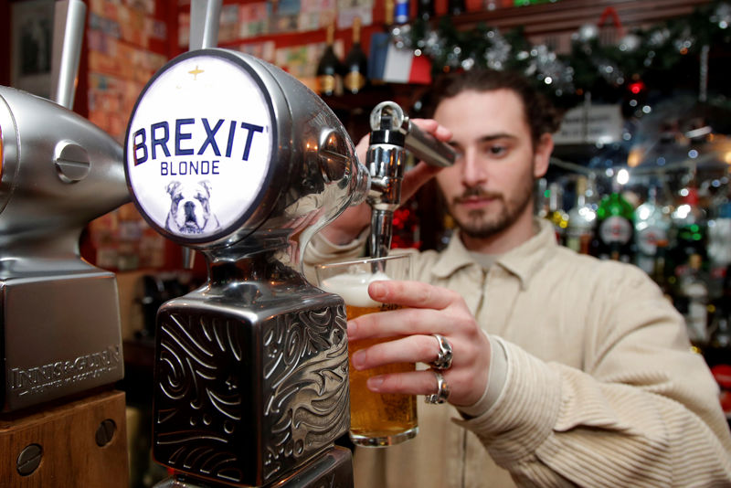© Reuters. Foto de archivo. Thibault, barman del Cricketer English Pub, sirve una cerveza de barril Brexit en París