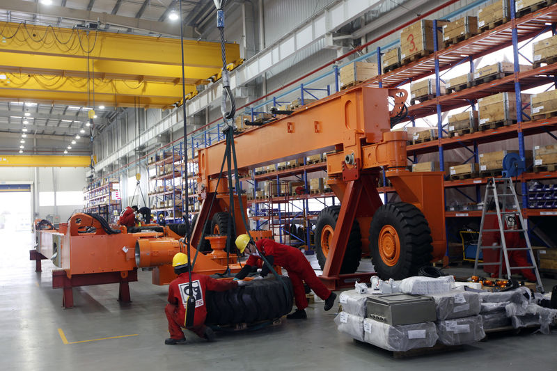 © Reuters. FILE PHOTO: Employees work at a factory in the Shanghai Lingang Industrial Park in Shanghai