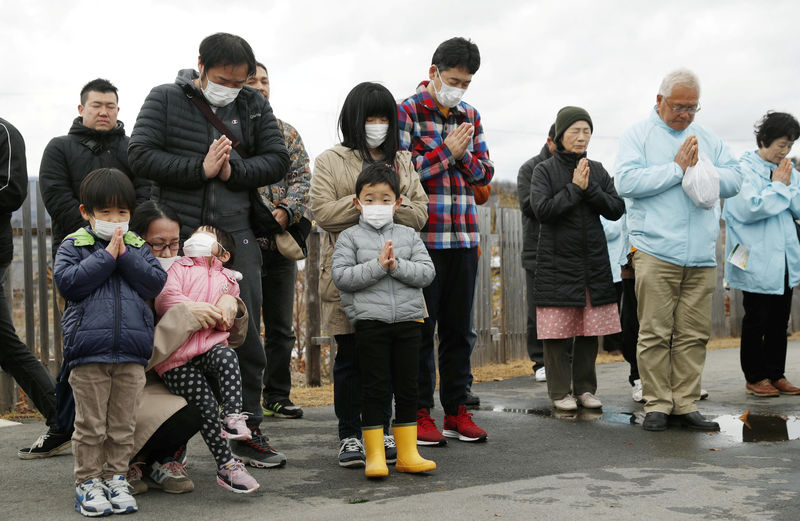 © Reuters. أجراس وصافرات في الذكرى الثامنة لتسونامي 2011 في اليابان