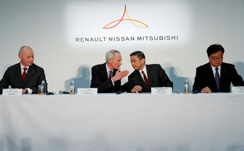 © Reuters. Renault CEO Thierry Bollore, Renault Chairman Jean-Dominique Senard, Nissan CEO Hiroto Saikawa, Mitsubishi Motors Chairman and CEO Osamu Masuko attend a joint news conference in Yokohama