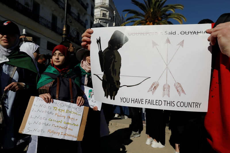 © Reuters. شهود: آلاف الجزائريين يحتجون في عدة مدن مطالبين بتغيير فوري
