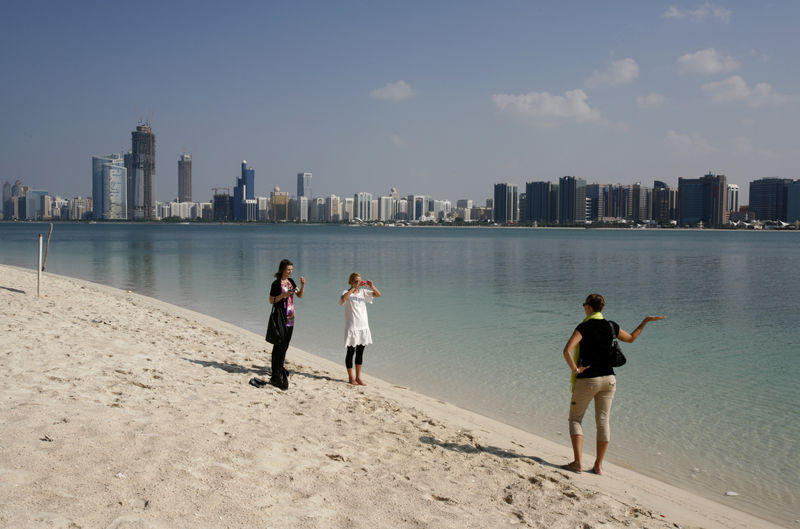 © Reuters. أبوظبي تخفض رسوما لدعم قطاعات السياحة والضيافة