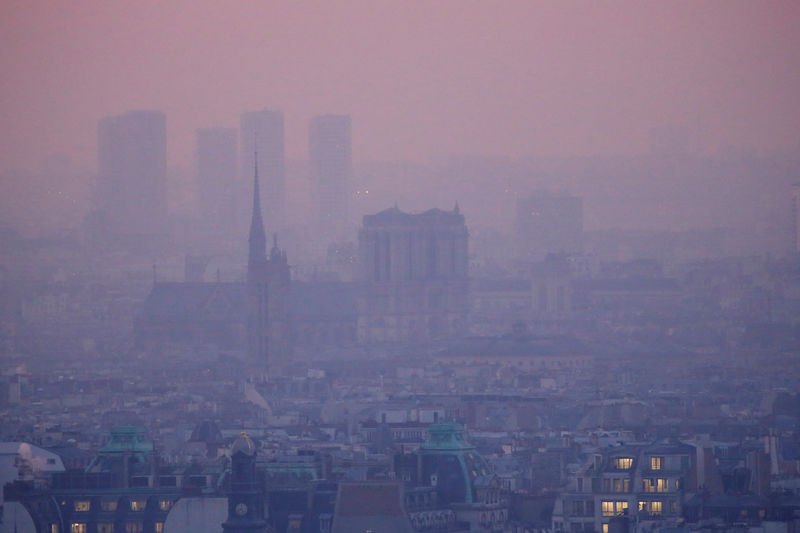 © Reuters. Una niebla sobre el cielo de París