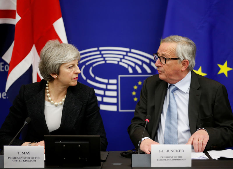 © Reuters. La primera ministra británica Theresa May y el presidente de la Comisión Europea Jean-Claude Juncker durante una conferencia de prensa en Estrasburgo