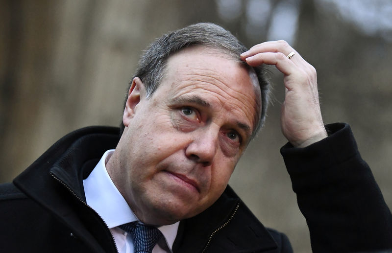 © Reuters. FOTO DE ARCHIVO: El líder adjunto del Partido Unionista Democrático, Nigel Dodds, habla a los medios de comunicación, después de que el parlamento británico rechazase el acuerdo Brexit de la Primera Ministra Theresa May, en Londres