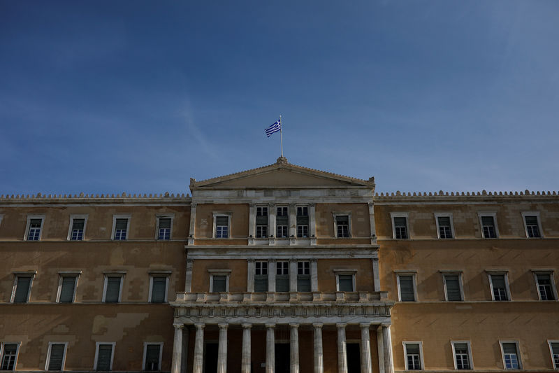 © Reuters. A Greek national flag flutters atop the parliament building in Athens
