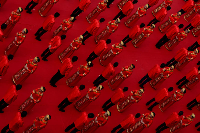 © Reuters. IMAGEN DE ARCHIVO: Parejas en una ceremonia matrimonial en grupo en Ganzhou