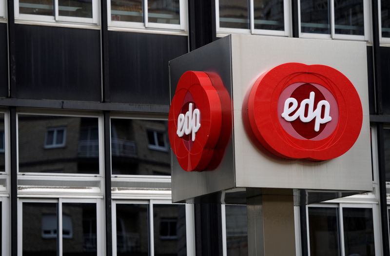 © Reuters. Logo da elétrica portuguesa EDP na sede da empresa em Oviedo, na Espanha