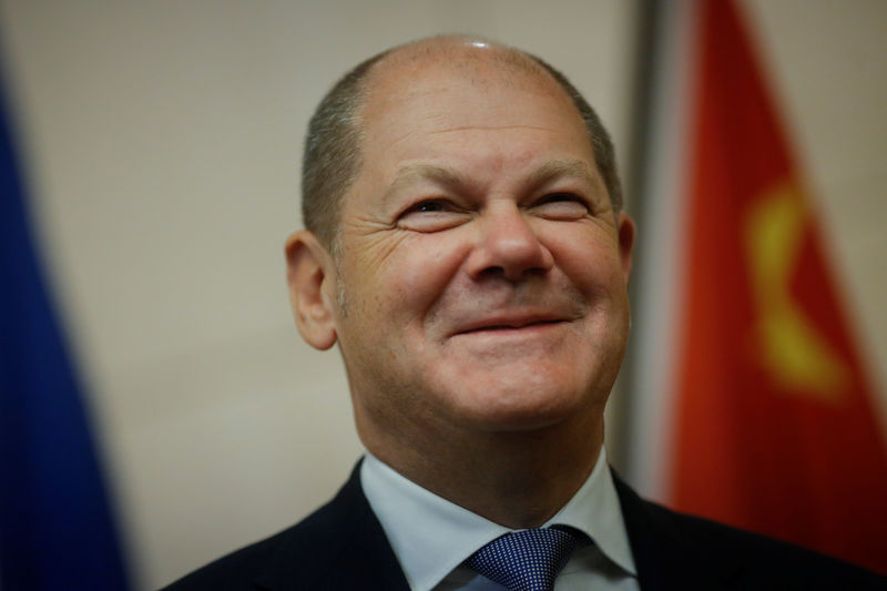© Reuters. German Finance Minister Olaf Scholz attends a media briefing during his visit to Beijing