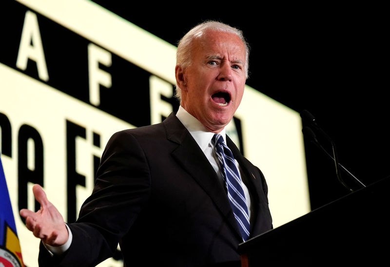 © Reuters. Joe Biden speaks to fire fighters in Washington