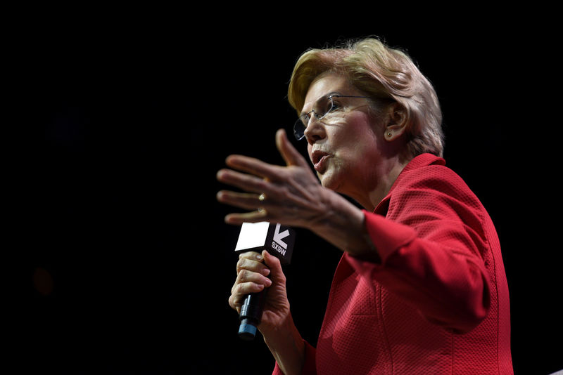 © Reuters. U.S. Senator Elizabeth Warren speaks about her policy ideas with Anand Giridharadas at the South by Southwest (SXSW) conference and festivals in Austin, Texas