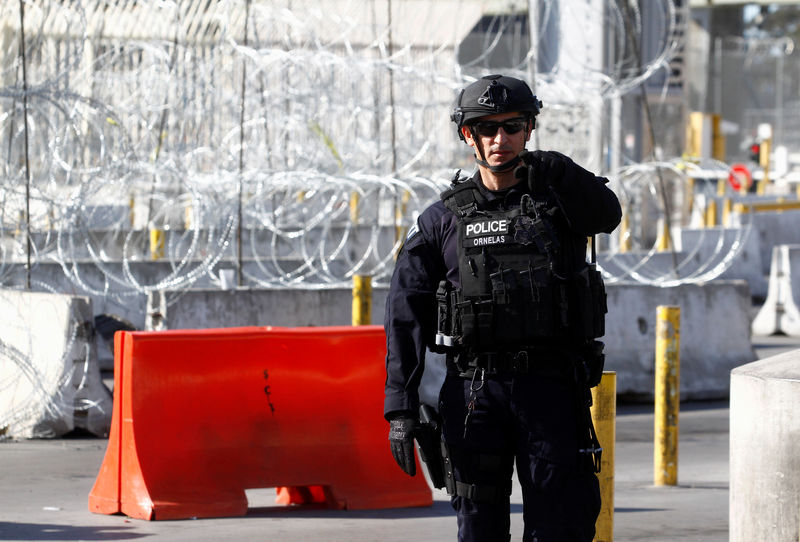 © Reuters. FILE PHOTO: A U.S. Customs and Border Protection agent participates in a test deployment during a large-scale operational readiness exercise at the San Ysidro port of entry with Mexico in San Diego, California, U.S, as seen from Tijuana