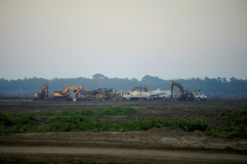 © Reuters. FILE PHOTO: Machinery is seen where a new oil refinery is expected to be built by state-run oil company Pemex, in Paraiso, Mexico