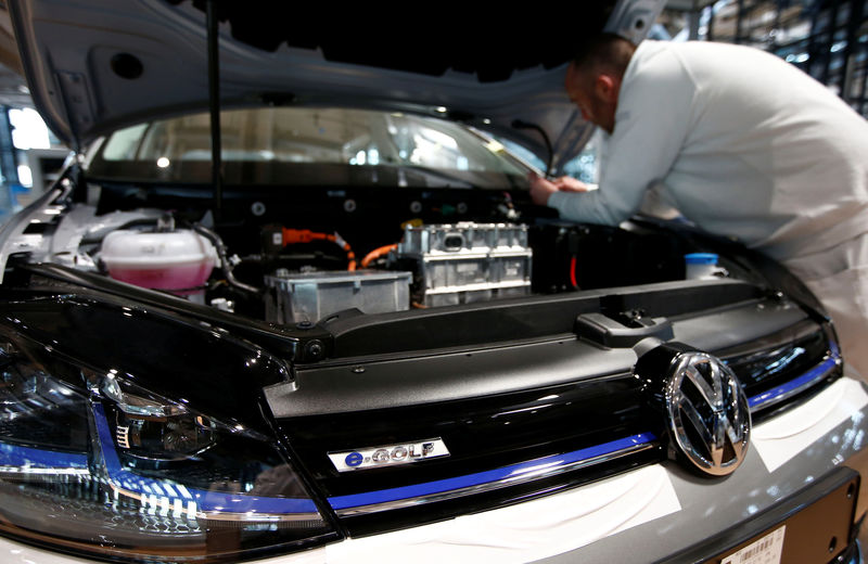 © Reuters. Produção de veículo elétrico na fábrica da Volkswagen em Dresden, Alemanha