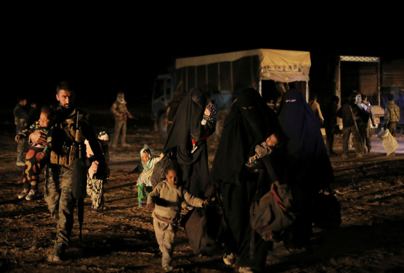 © Reuters. قوات سوريا الديمقراطية: مغادرة 1500-2000 شخص جيبا لتنظيم الدولة الإسلامية