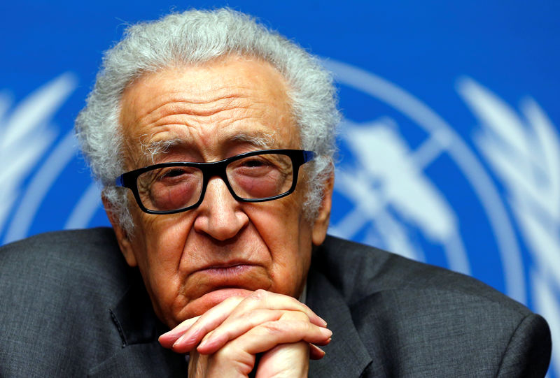 © Reuters. FILE PHOTO: UN-Arab League envoy for Syria Brahimi pauses during a news conference at the United Nations European headquarters in Geneva