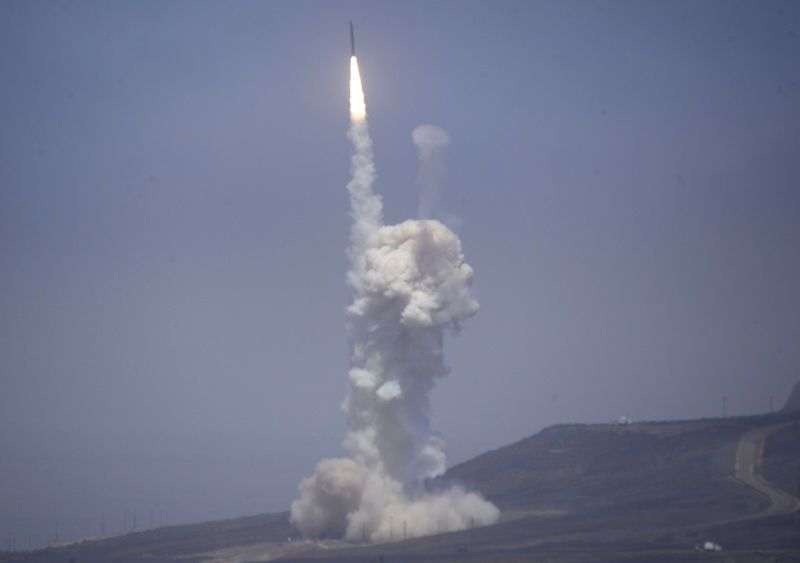 © Reuters. FILE PHOTO - A flight test of the exercising elements of the GMD system is launched at the Vandenberg AFB