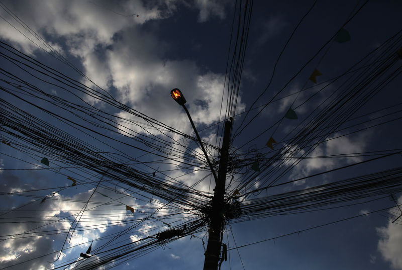 © Reuters. Cabos e fiação de eletricidade em São Paulo