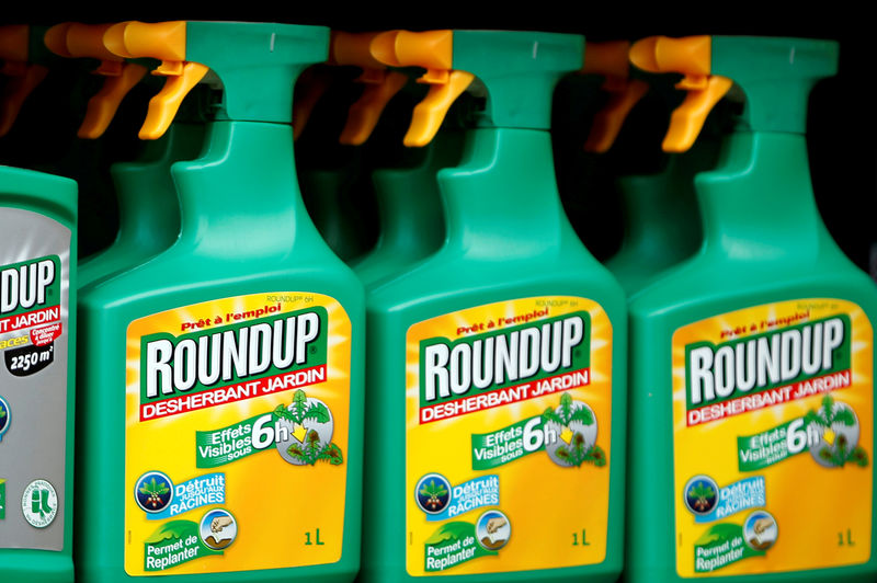 © Reuters. FILE PHOTO: File photo of Monsanto's Roundup weedkiller atomizers displayed for sale at a garden shop at Bonneuil-Sur-Marne near Paris