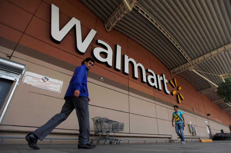 © Reuters. FILE PHOTO: Shoppers walk from a Wal-Mart store in Mexico City