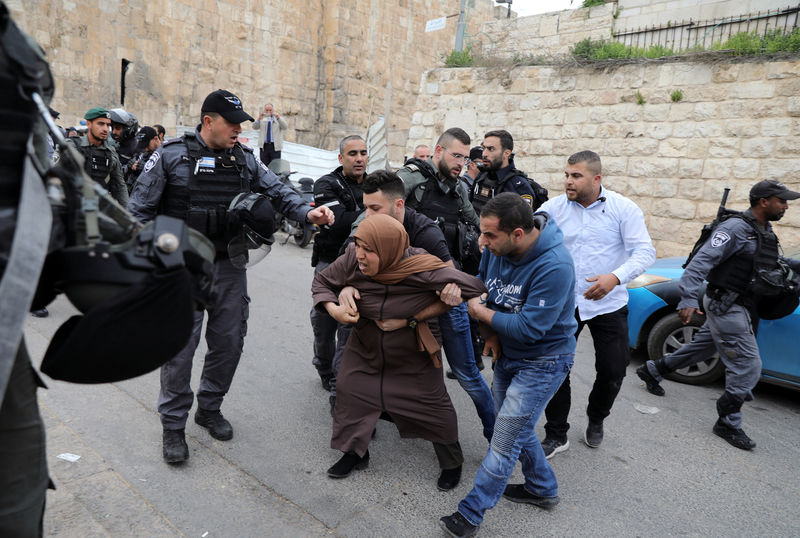 © Reuters. اضطرابات داخل الحرم القدسي ومقتل فلسطينيين اثنين في الضفة