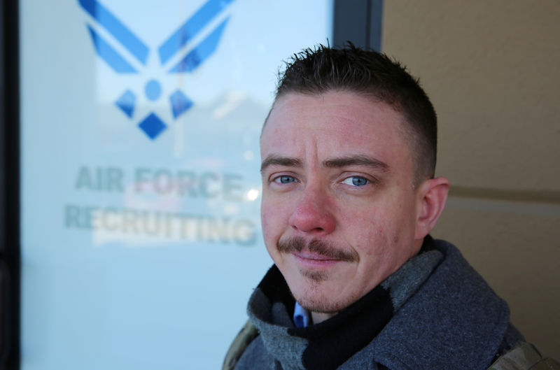 © Reuters. Nicholas Bade, 37, poses outside a recruitment center in Chicago