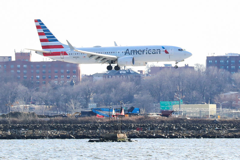 © Reuters. An American Airlines Boeing 737 Max 8, on a flight from Miami to New York City, comes in for landing at LaGuardia Airport in New York