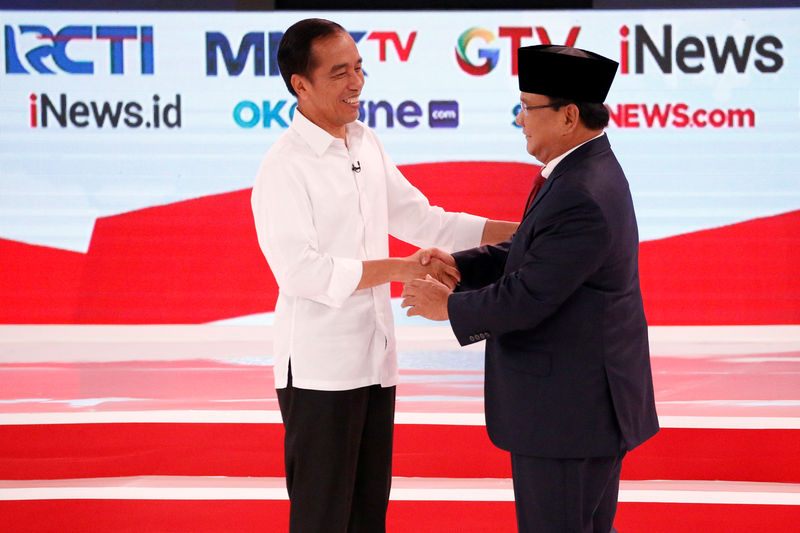 © Reuters. FILE PHOTO: Indonesia's presidential candidate Joko Widodo shakes hands with his opponent Prabowo Subianto  after the second debate between presidential candidates ahead of the next general election in Jakarta
