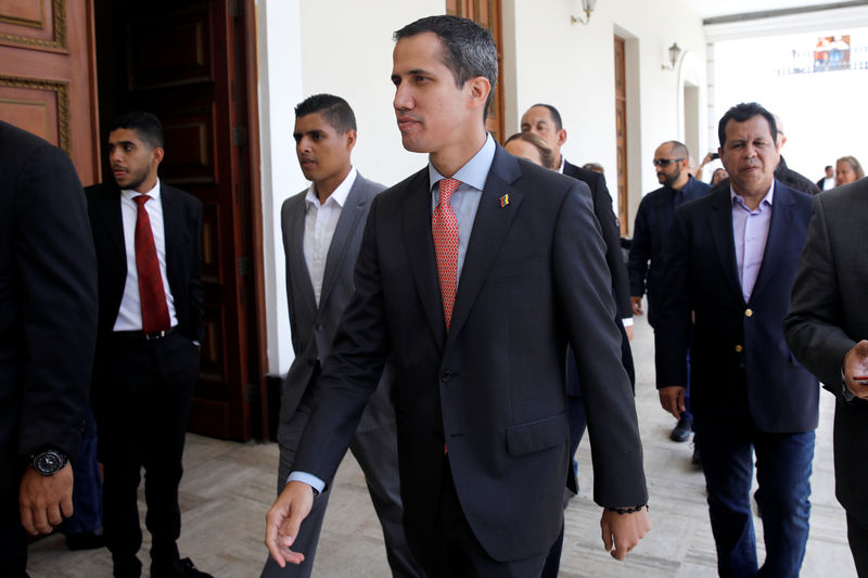 © Reuters. El líder opositor venezolano llega a una sesión de la Asamblea Nacional de Venezuela en Caracas.