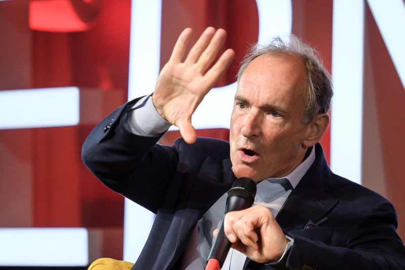 © Reuters. El inventor de la World Wide Web, Tim Berners-Lee, hablar durante un evento por el 30 aniversario de su creación en el CERN. en Meyrin, cerca de Ginebra, Suiza.
