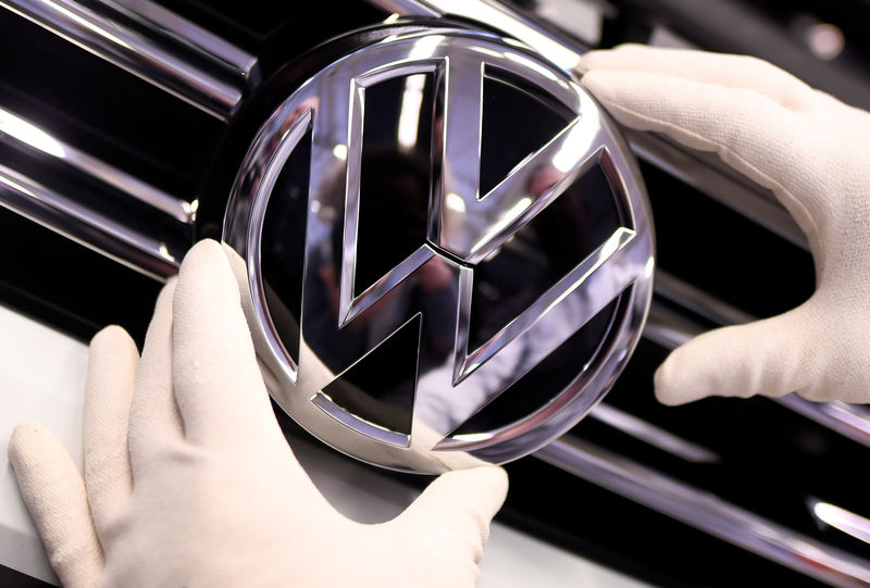© Reuters. FILE PHOTO: A Volkswagen badge on a production line at the VW plant in Wolfsburg, Germany
