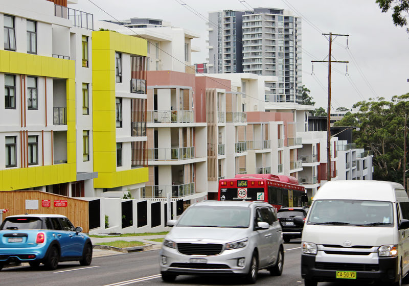 © Reuters. FILE PHOTO: A row of newly built apartment blocks is seen in the suburb of Epping, Sydney