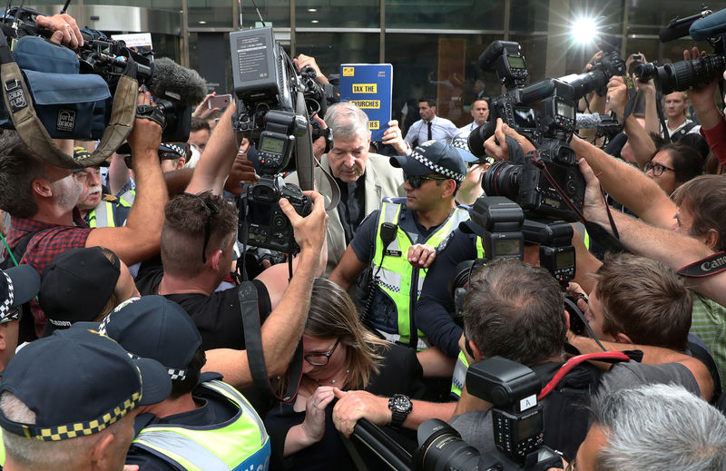 © Reuters. El cardenal católico George Pell sale del tribunal que le juzgó en Melbourne, Australia