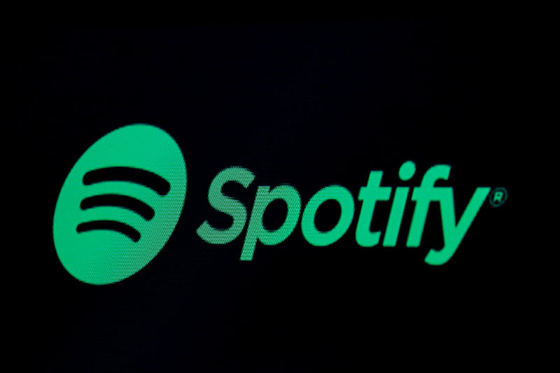 © Reuters. FOTO DE ARCHIVO: el logotipo de Spotify se muestra en una pantalla en la Bolsa de Nueva York