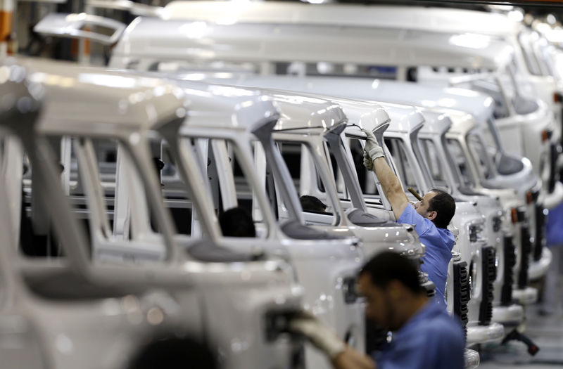 © Reuters. Trabalhadores em linha de produção de fábrica em São Bernardo do Campo