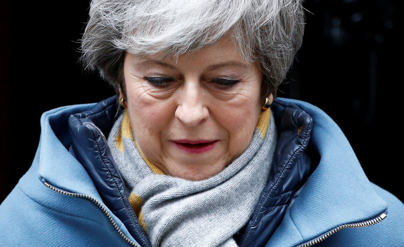 © Reuters. La primera ministra británica, Theresa May, camina en Downing Street, Londres