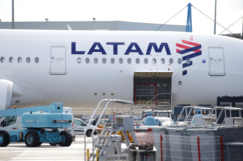 © Reuters. Logo da Latam em aeronave sendo carregada.