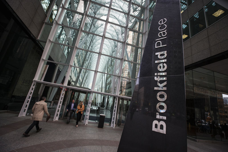 © Reuters. People walk to Brookfield Place off Bay Street on the day of the AGM for Brookfield Asset Management shareholders in Toronto